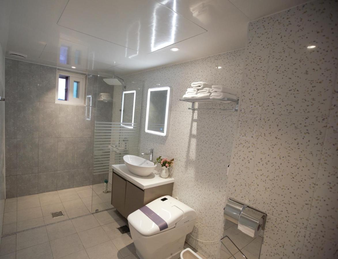 Am Ort Hotel Йосу Екстериор снимка