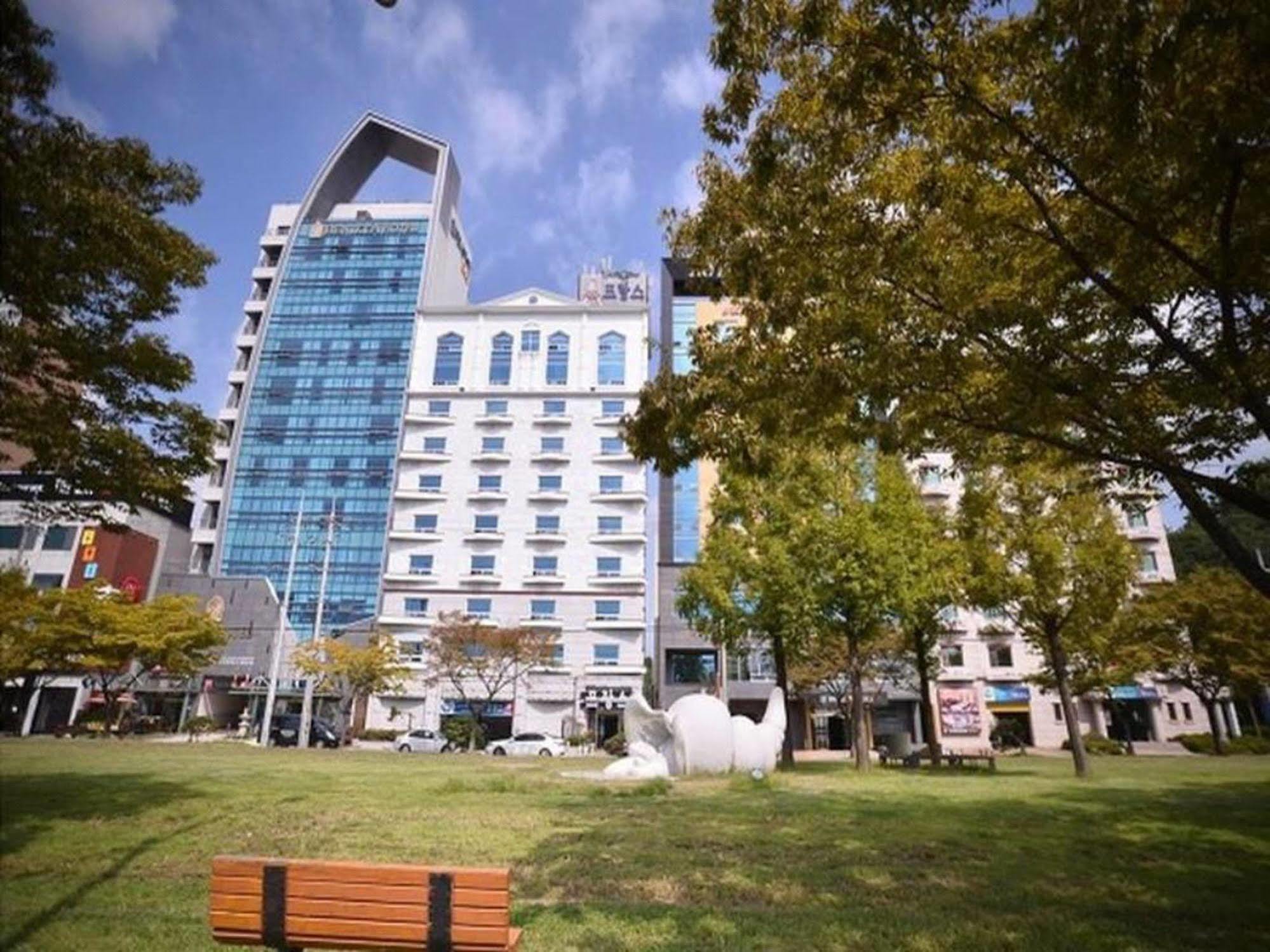 Am Ort Hotel Йосу Екстериор снимка