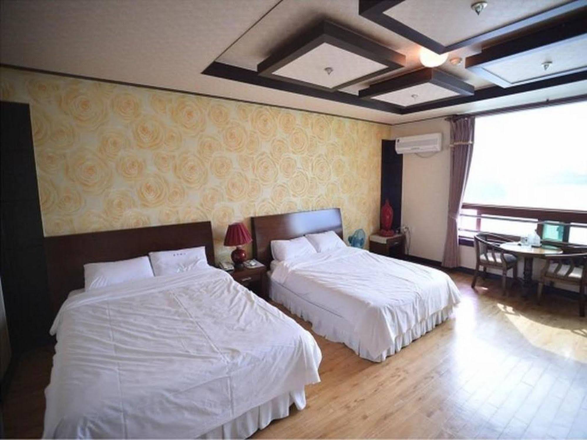 Am Ort Hotel Йосу Екстериор снимка