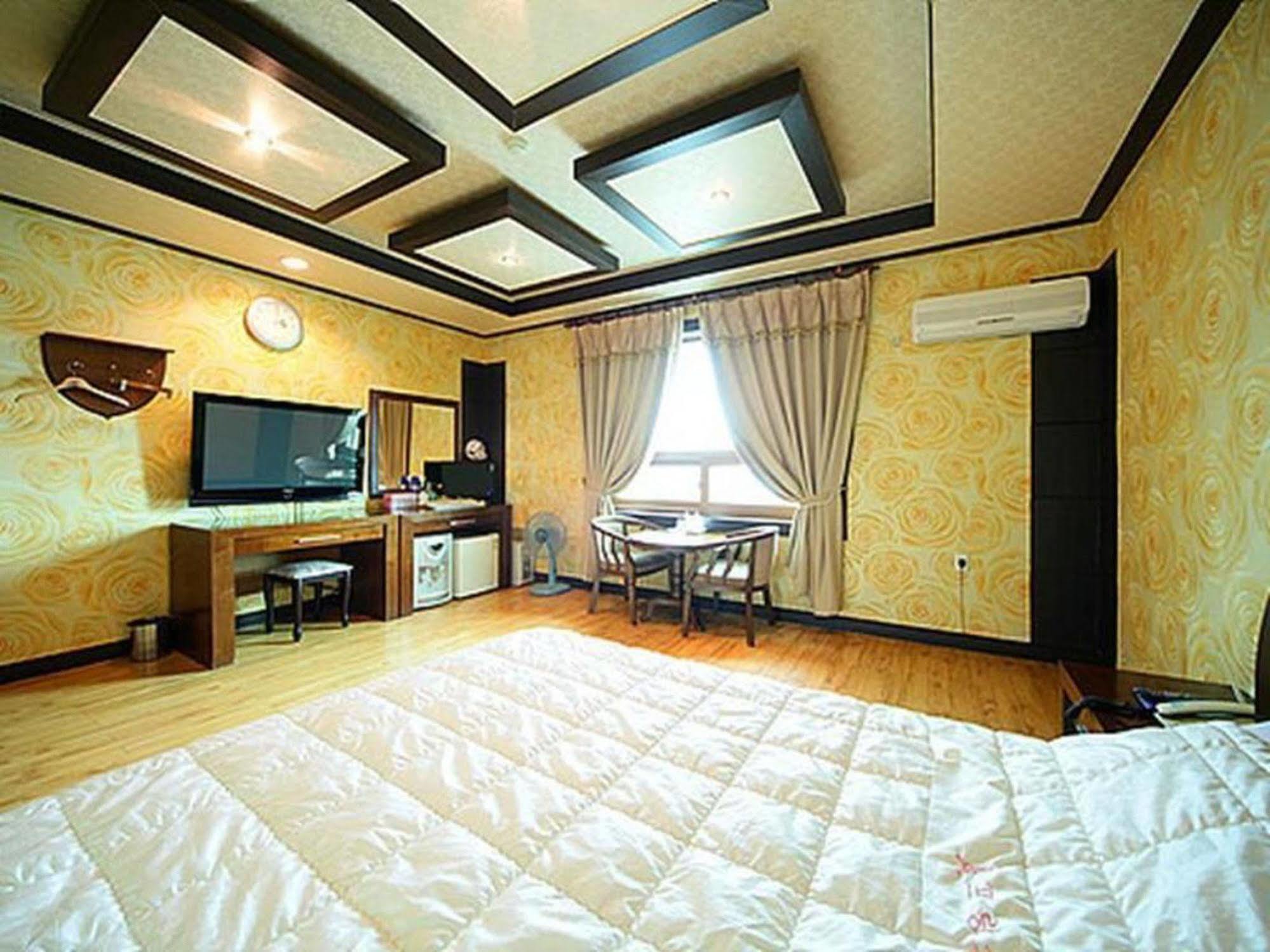 Am Ort Hotel Йосу Екстериор снимка