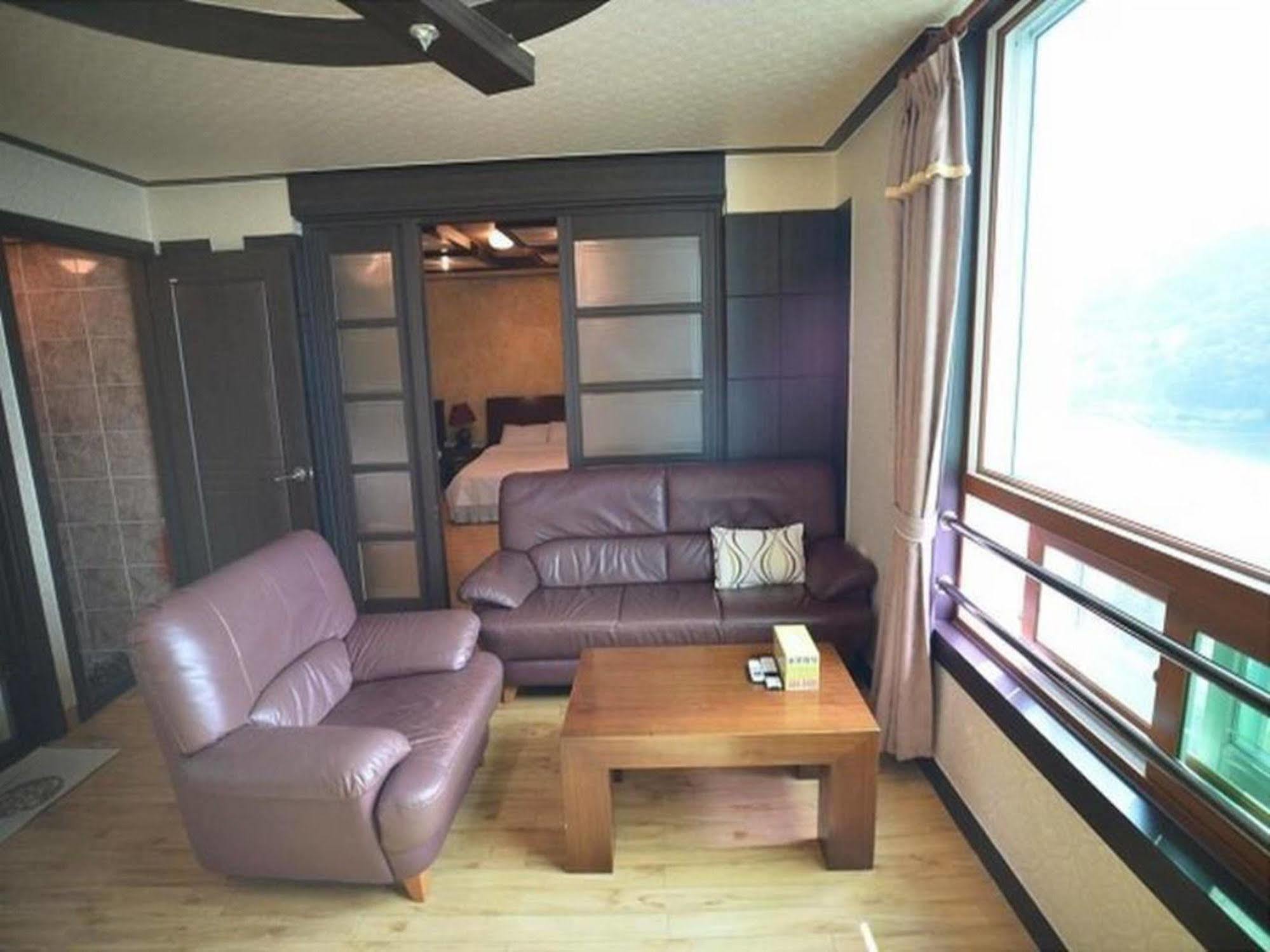 Am Ort Hotel Йосу Екстериор снимка