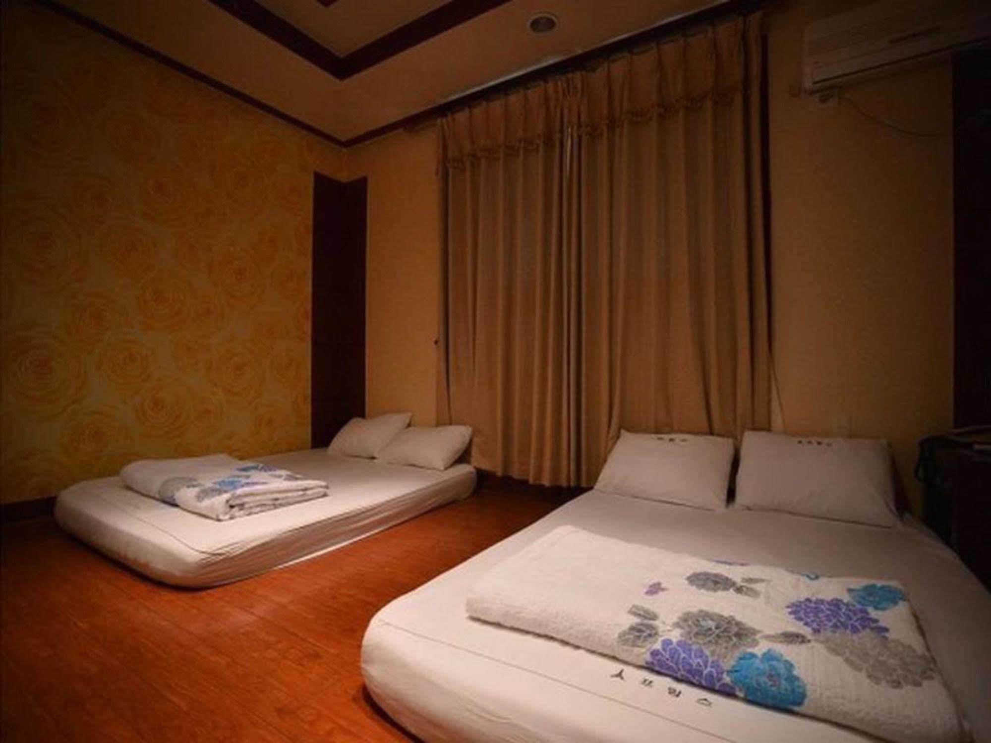 Am Ort Hotel Йосу Екстериор снимка