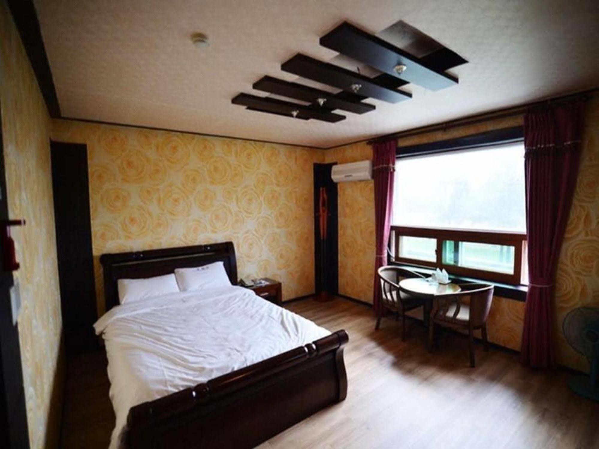 Am Ort Hotel Йосу Екстериор снимка