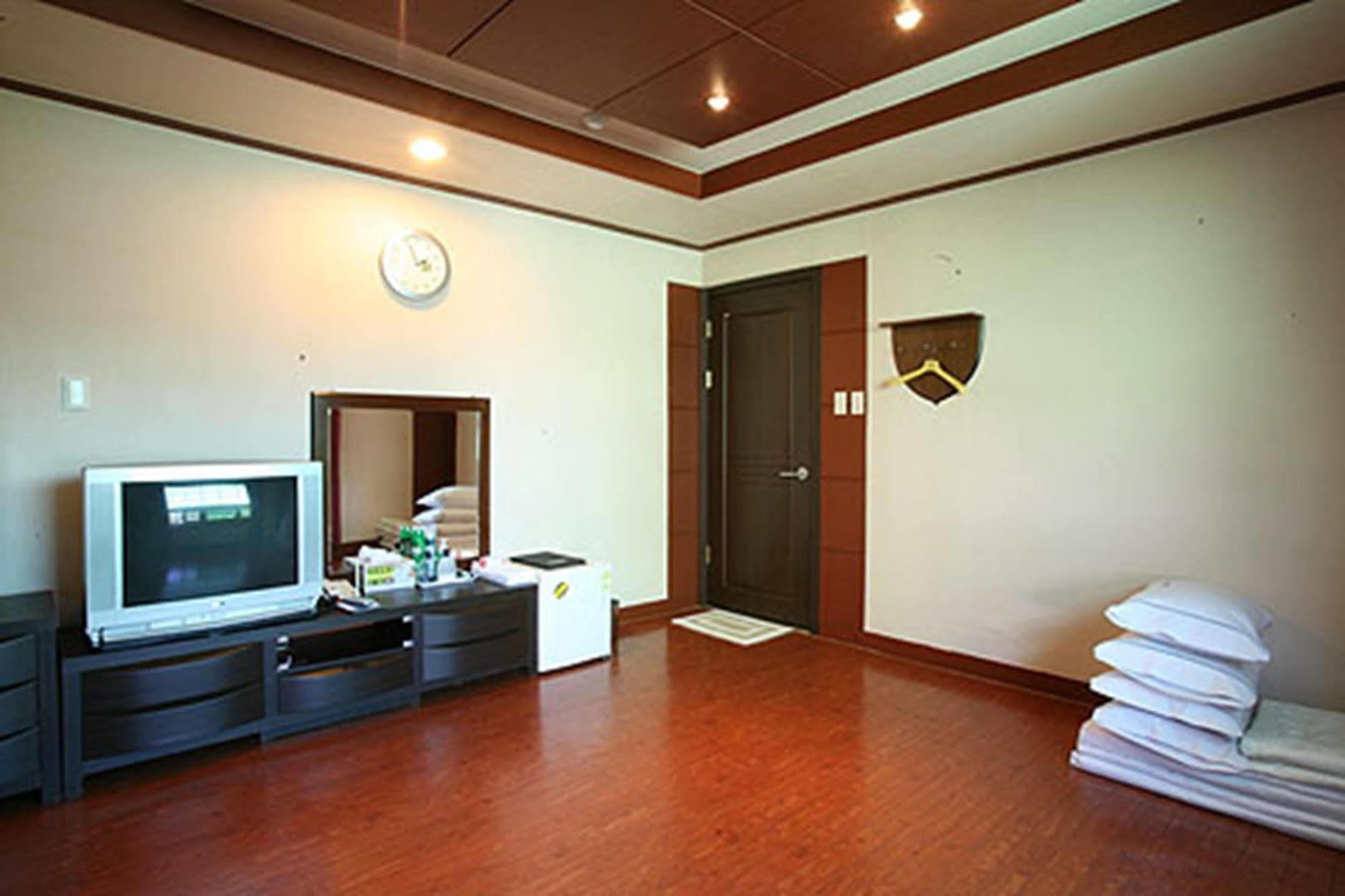 Am Ort Hotel Йосу Екстериор снимка