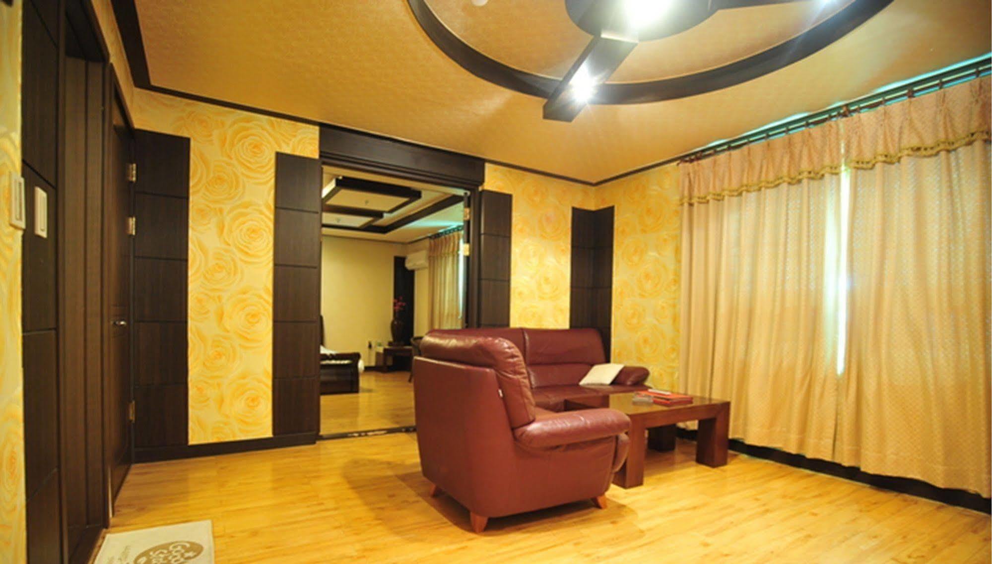 Am Ort Hotel Йосу Екстериор снимка