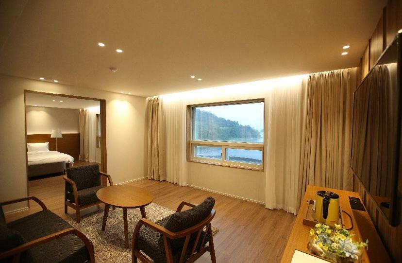 Am Ort Hotel Йосу Екстериор снимка
