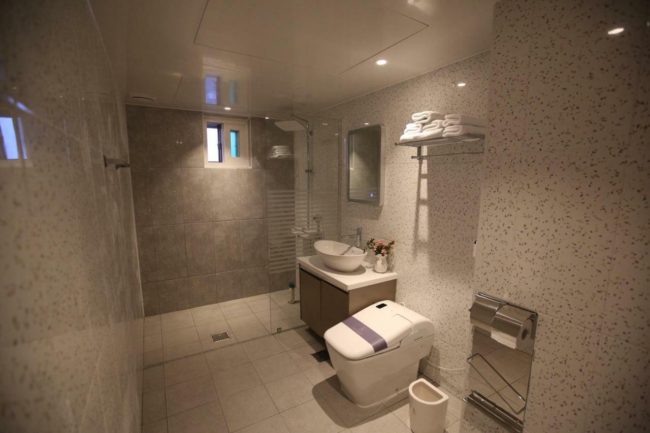 Am Ort Hotel Йосу Екстериор снимка